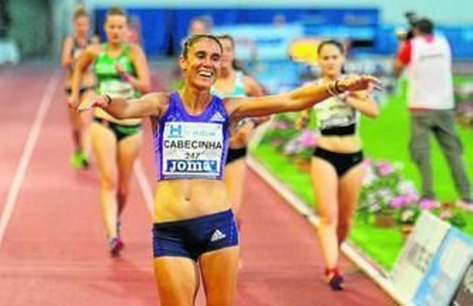 Ana Cabecinha levanta los brazos al acabar la prueba de tres kilómetros marcha. Luego, fue descalificada.