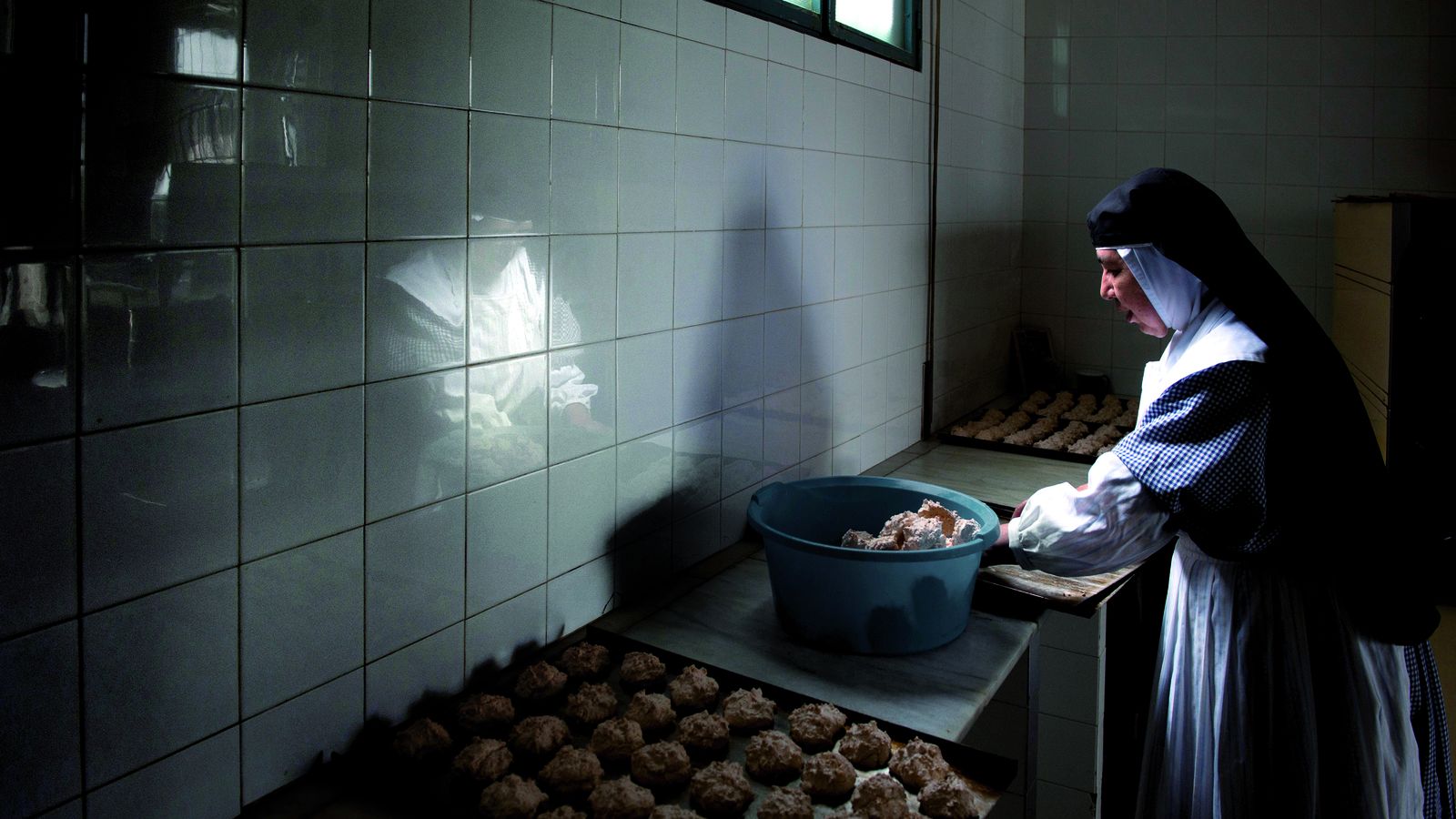 Una religiosa en el torno de Santa Inés, famoso por sus sultanas.