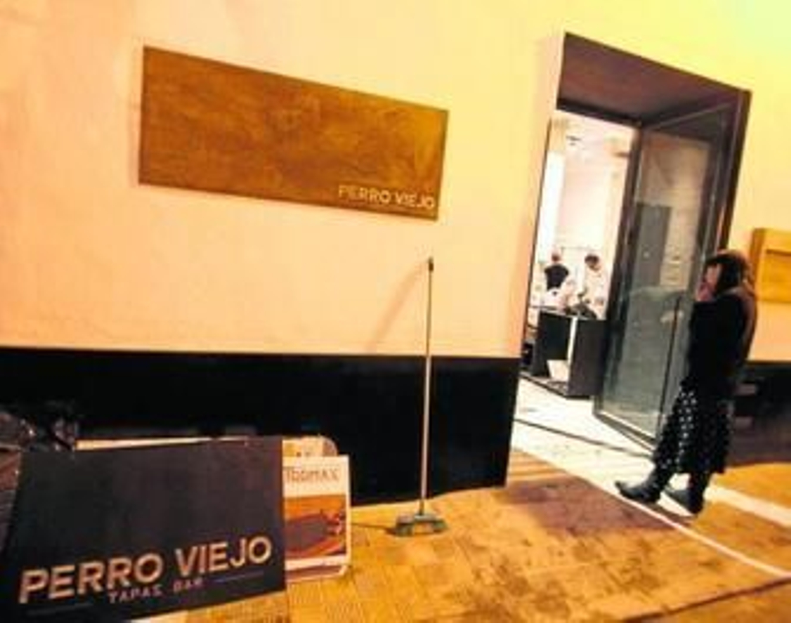 Numerosos trabajadores se afanaban ayer para dejarlo todo listo pocas horas antes de la apertura del restaurante.