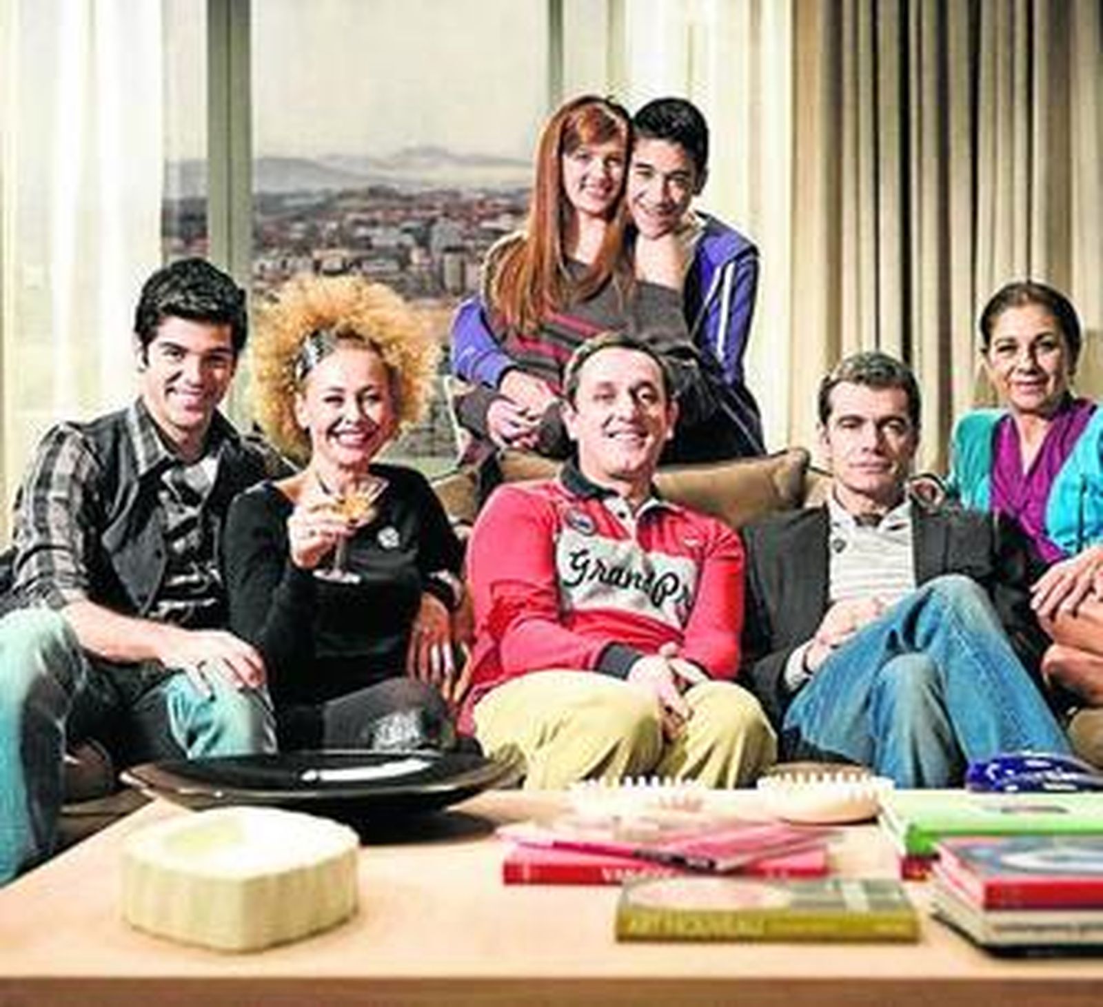 Toni Cantó y Esther Arroyo, con el resto del equipo de 'La vida loca'