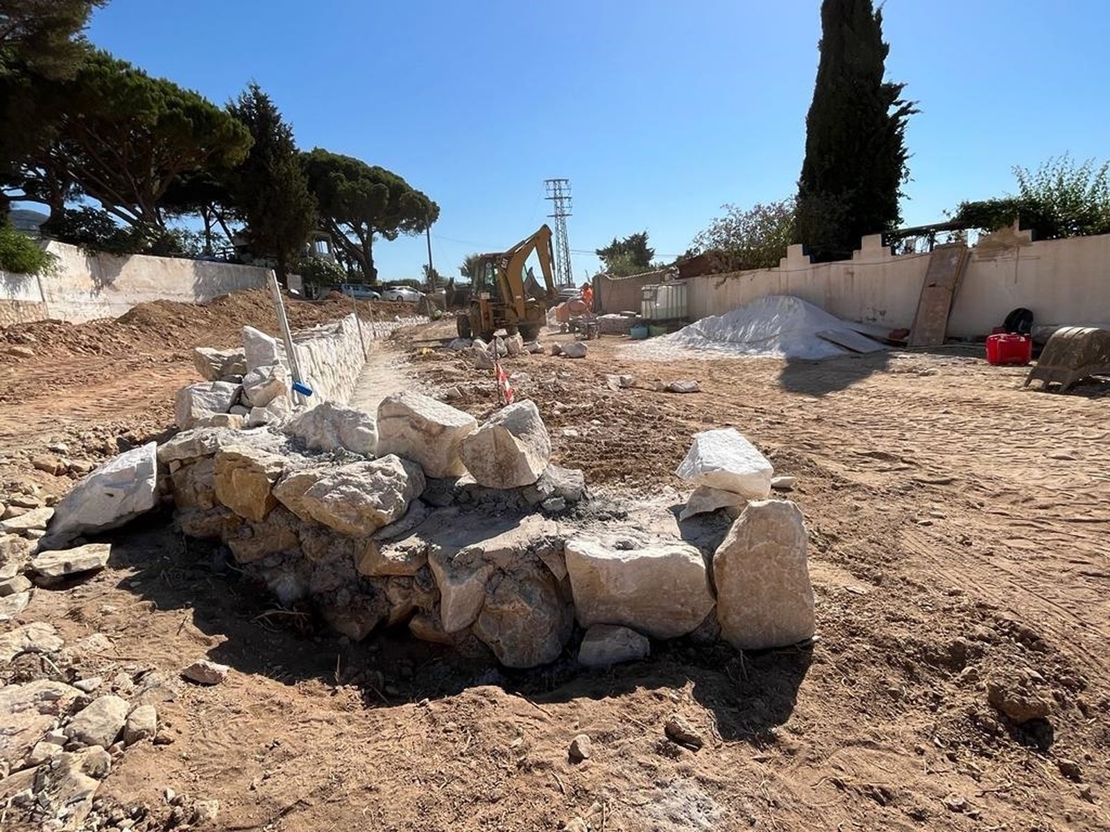La parcela en la que se ubicará el futuro aparcamiento, en la calle Gorriones de Fuengirola.