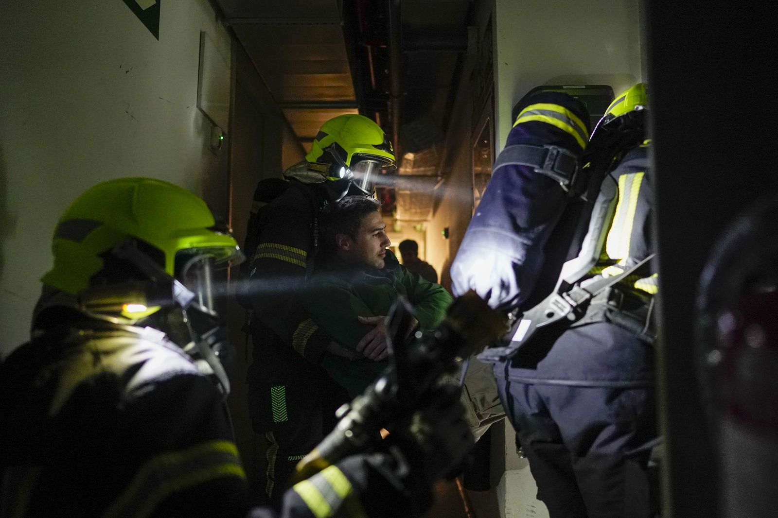 El simulacro de incendio organizado por el Servicio de Extinción de Incendios de los Bomberos, en imágenes