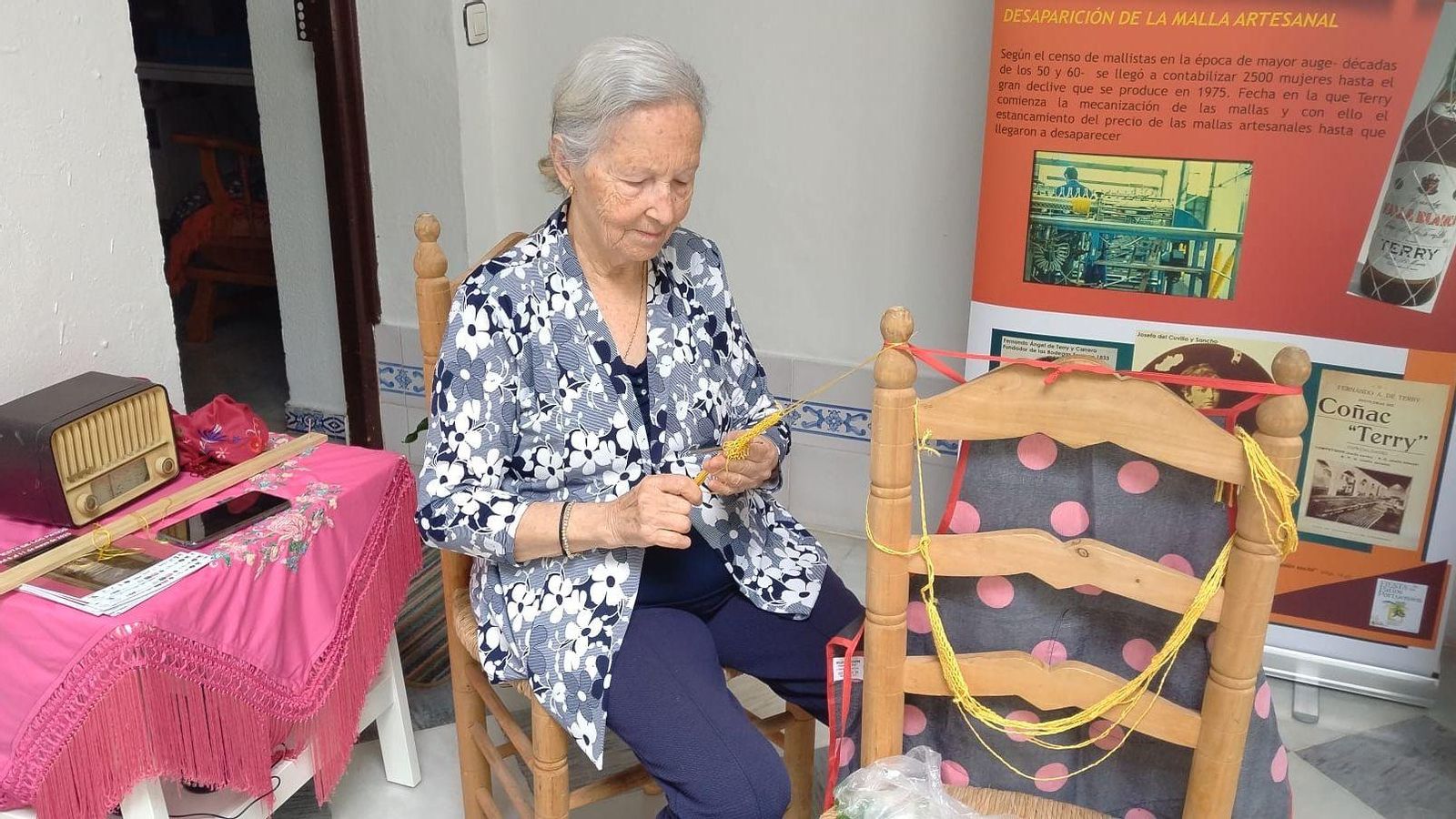 Pilar, de 85 años, tejiendo una malla de botella en el patio de San Francisco, 9. Pilar, de 85 años, tejiendo una malla de botella en el patio de San Francisco, 9.