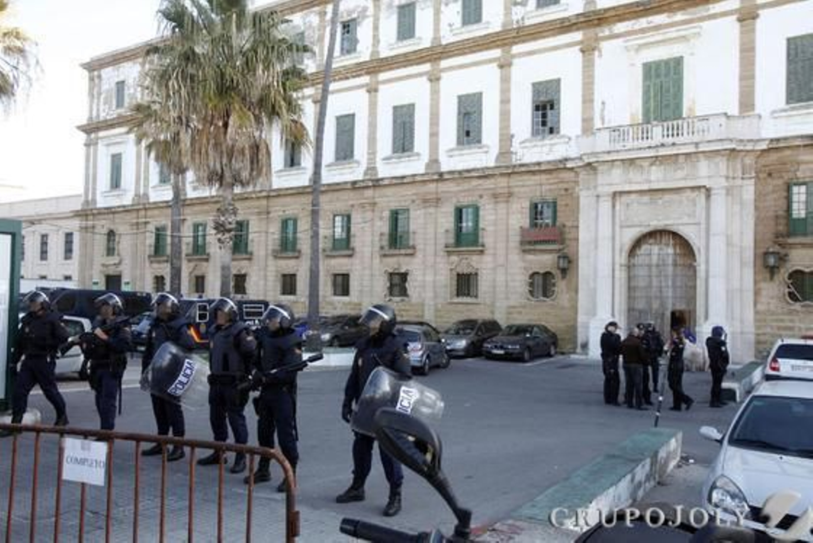 Policía Nacional y antidisturbios desalojan el edificio de Valcárcel. 

Foto: Lourdes de Vicente, Javier González y Jesús Marín