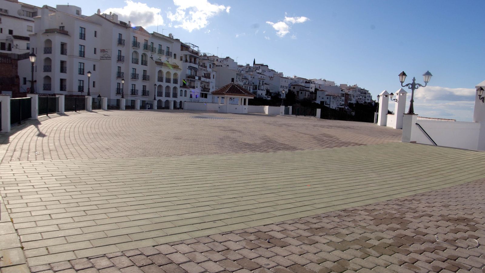 La aguanosa plaza de las Tres Culturas. La aguanosa plaza de las Tres Culturas.