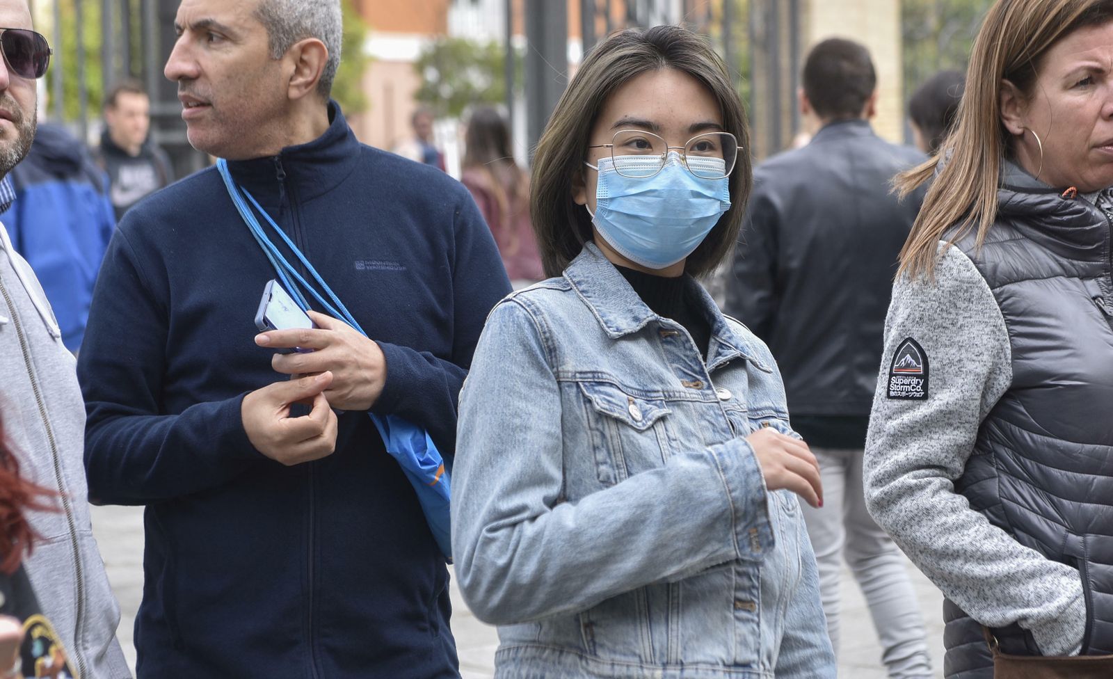 Una mujer se protege con una mascarilla en Sevilla