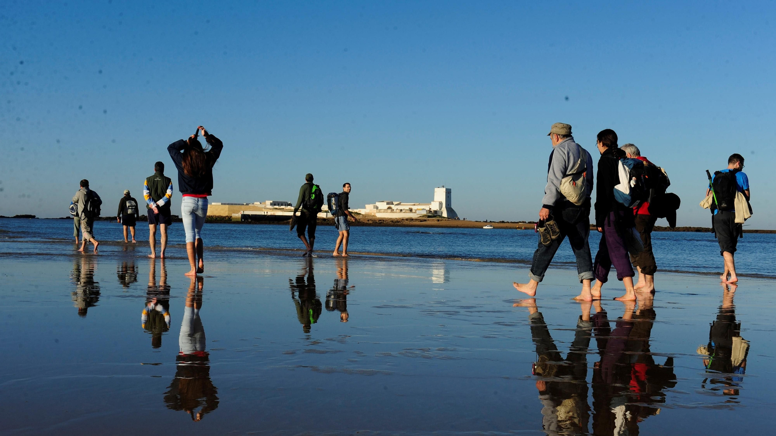 Una insólita imagen tomada hace unos años durante una histórica bajamar en la Punta del Boquerón, en la que se aprecia el islote de Sancti Petri al fondo.