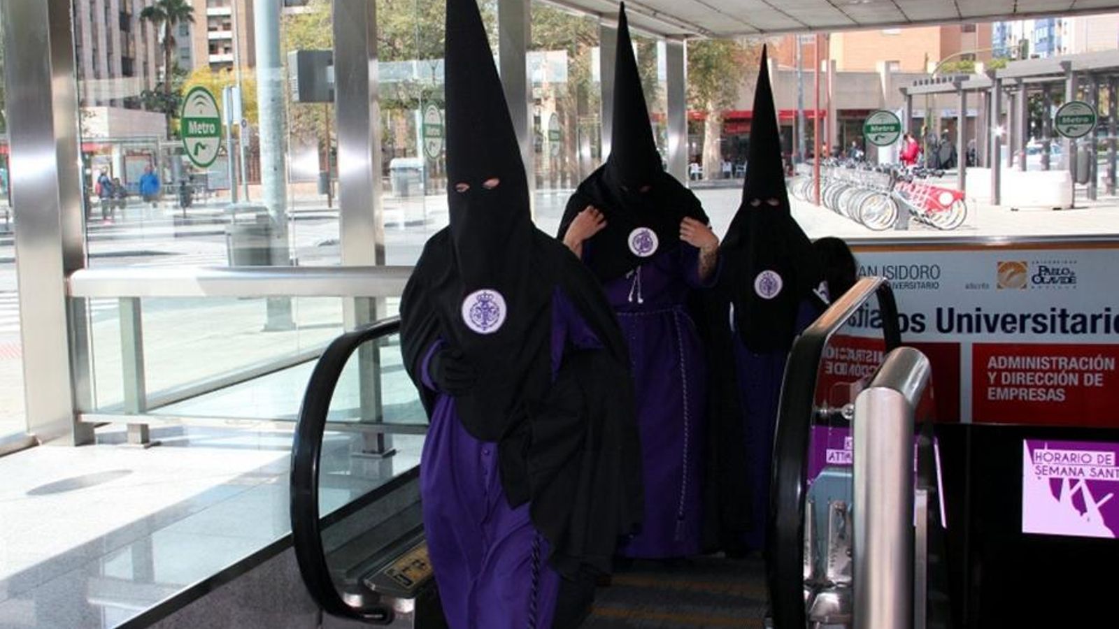 Nazarenos de San Bernardo abandonan la estación de metro