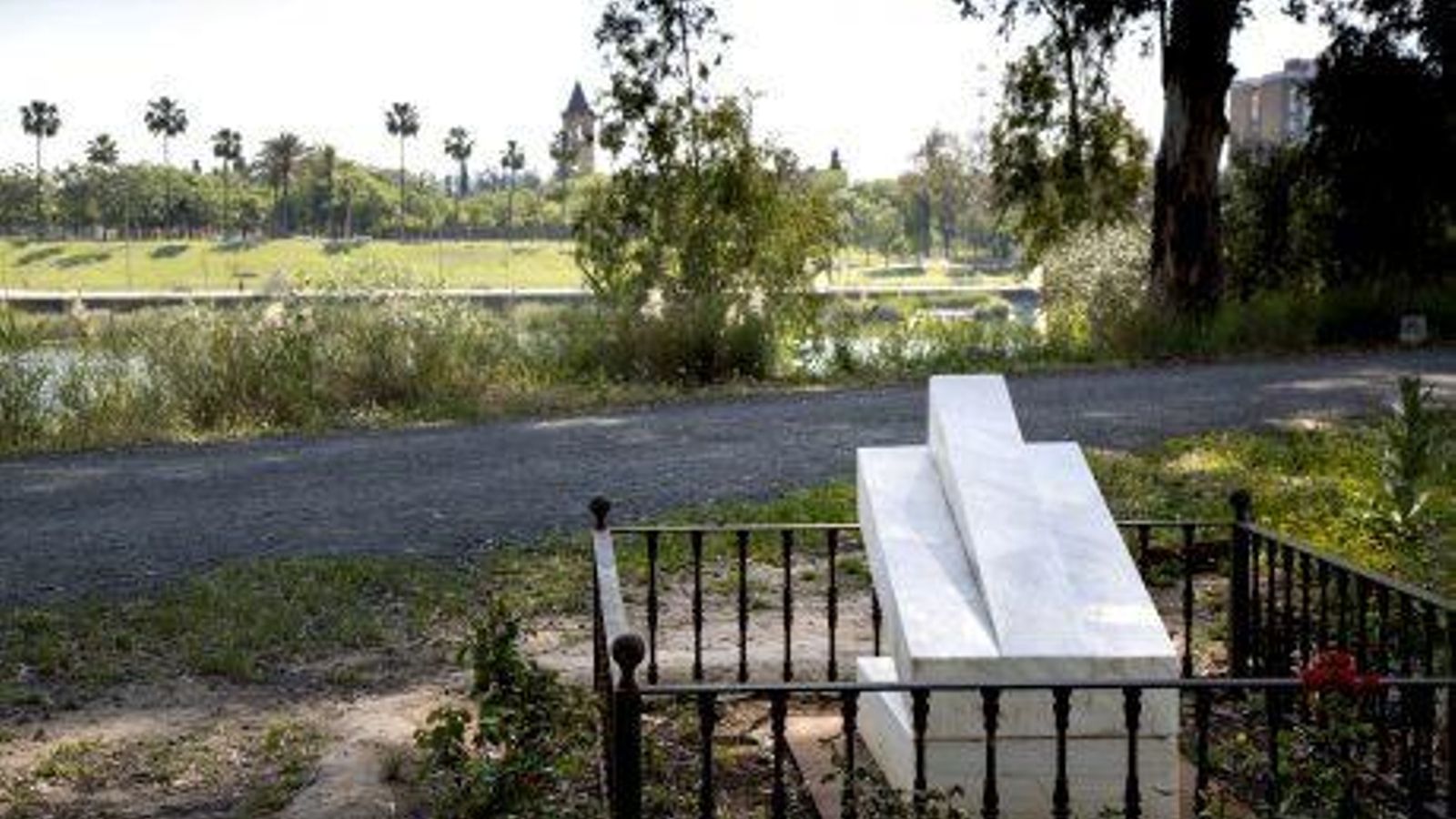 La cruz de Bécquer en el Alamillo mirando hacia el monasterio de San Jerónimo.