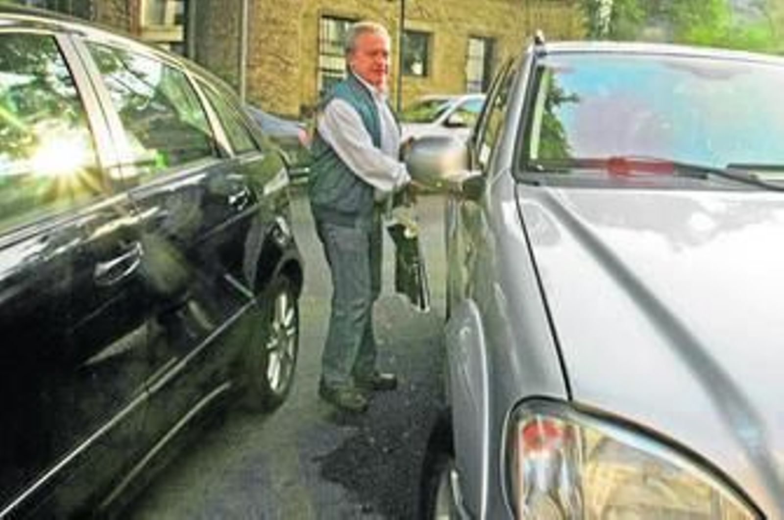 Pacheco procede a montarse en un coche tras desayunar en las inmediaciones de la Audiencia en fechas recientes.