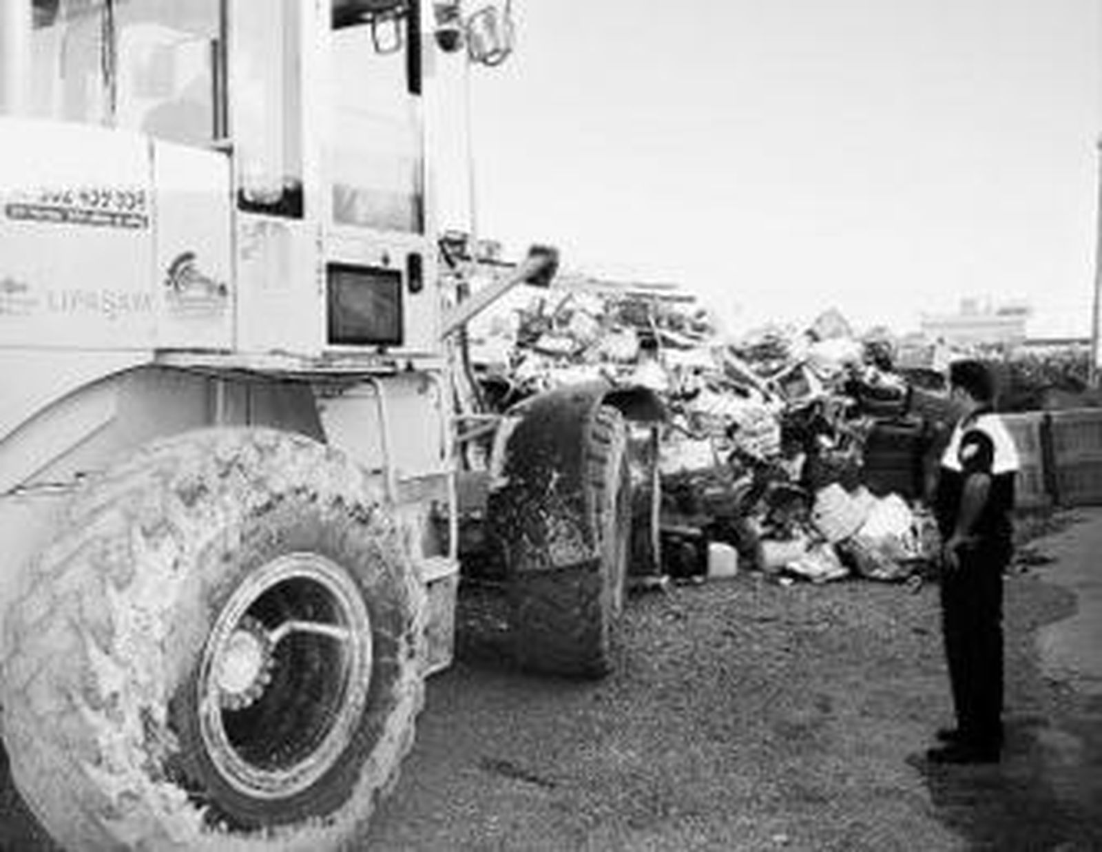 Retiran 22.500 kilos de basura acumulada en la calle por un vecino