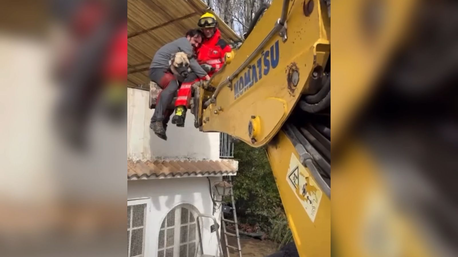 Así fue el rescate de los Bomberos de Jaén de un vecino y su perro de Los Puentes