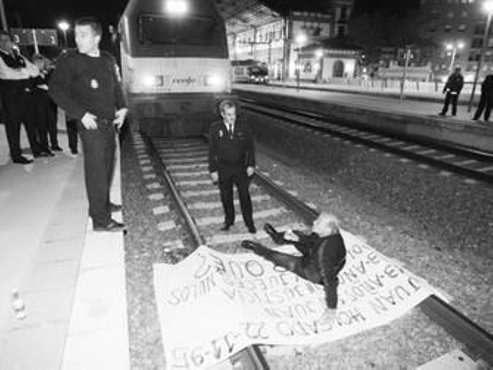 Juan Holgado, 'El Padre Coraje', ayer, en la estación de Jerez.