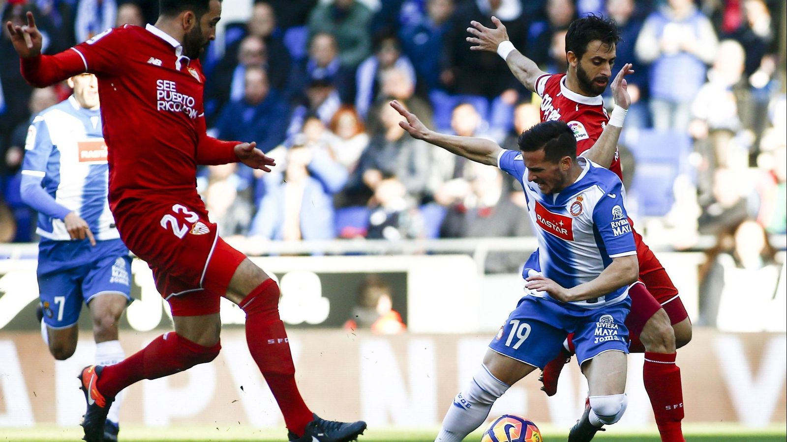 Nico Pareja derriba a Pablo Piatti en Cornellà.