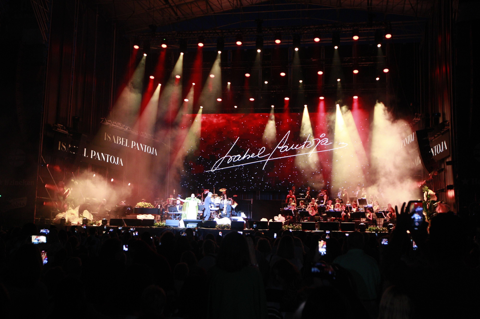 Isabel Pantoja cautiva al público de Almería en la plaza de toros