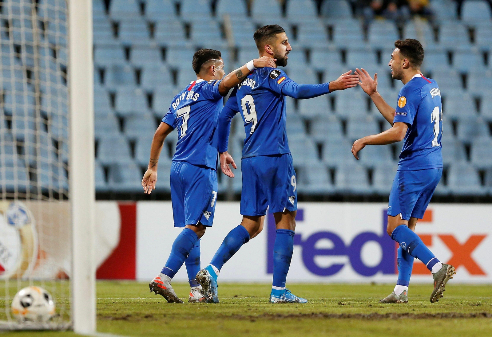 Dabbur es felicitado por Rony Lopes y Munir tras su estreno goleador.