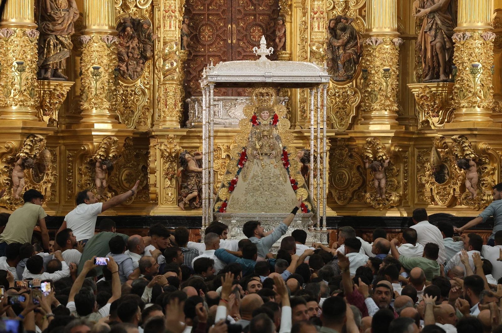 Imágenes de la procesión de la Virgen del Rocío y visita a la casa de Hermandad de Jerez