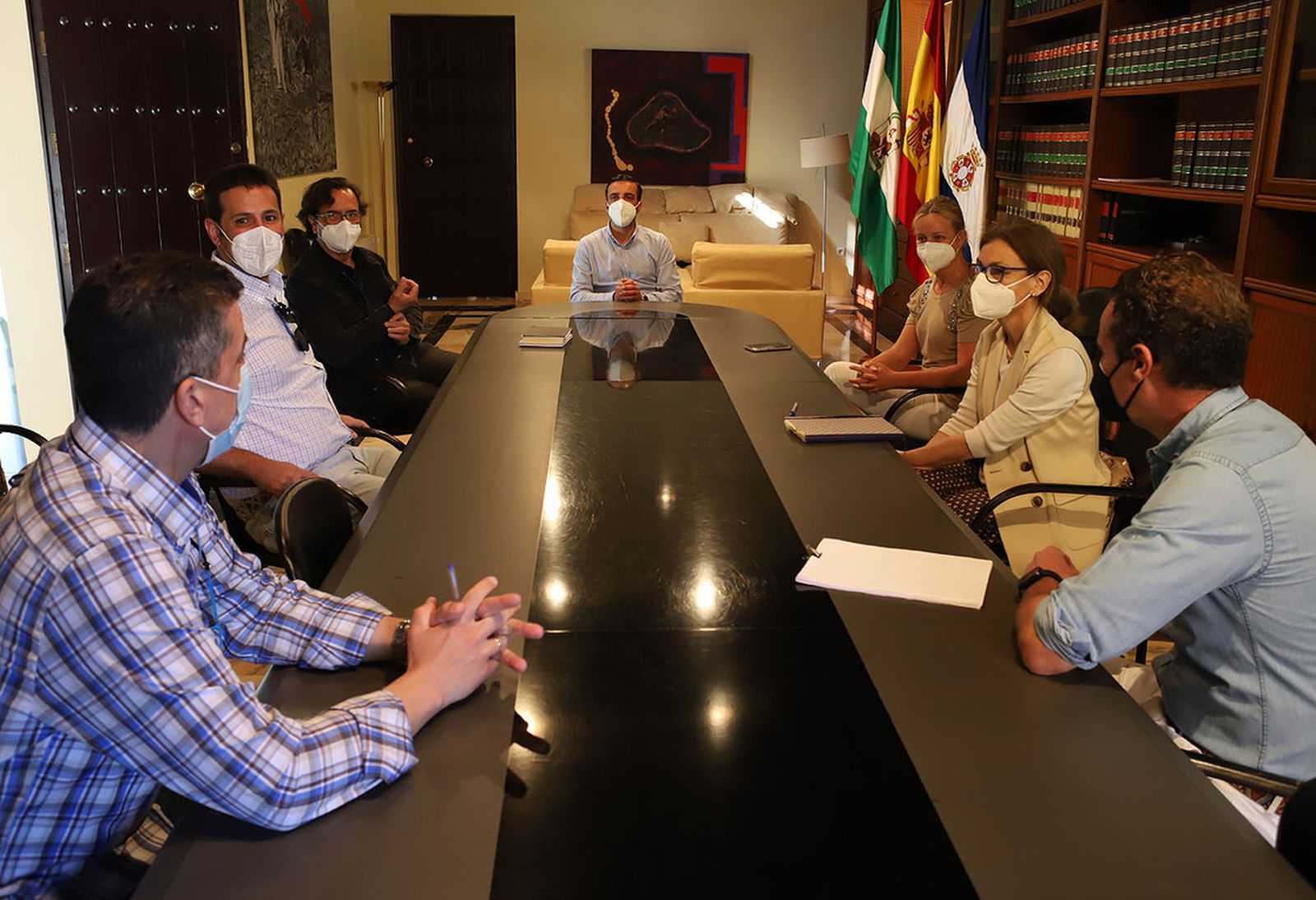 Una imagen del encuentro del teniente de alcaldesa José Antonio Díaz con los representantes del Tío Pepe Festival.