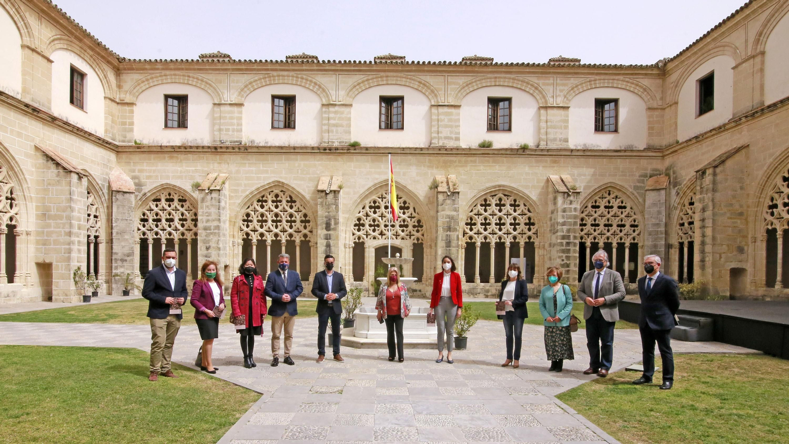 La ministra Reyes Maroto visitando la exposición cofrade en Jerez