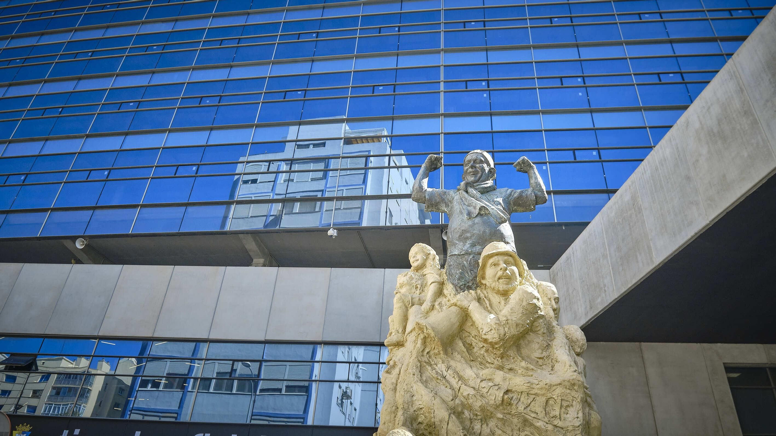 Monumento a la afición del Cádiz junto al estadio.