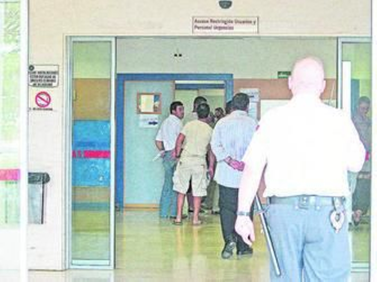 Grupo de usuarios a las puertas de un centro médico