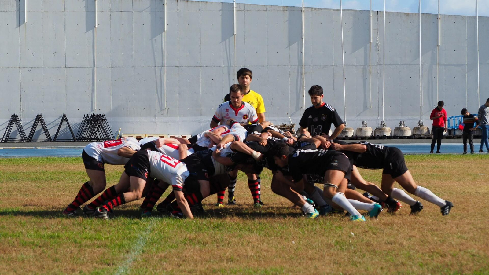 Los jugadores del Bifesa Tartessos empujan durante una melé.