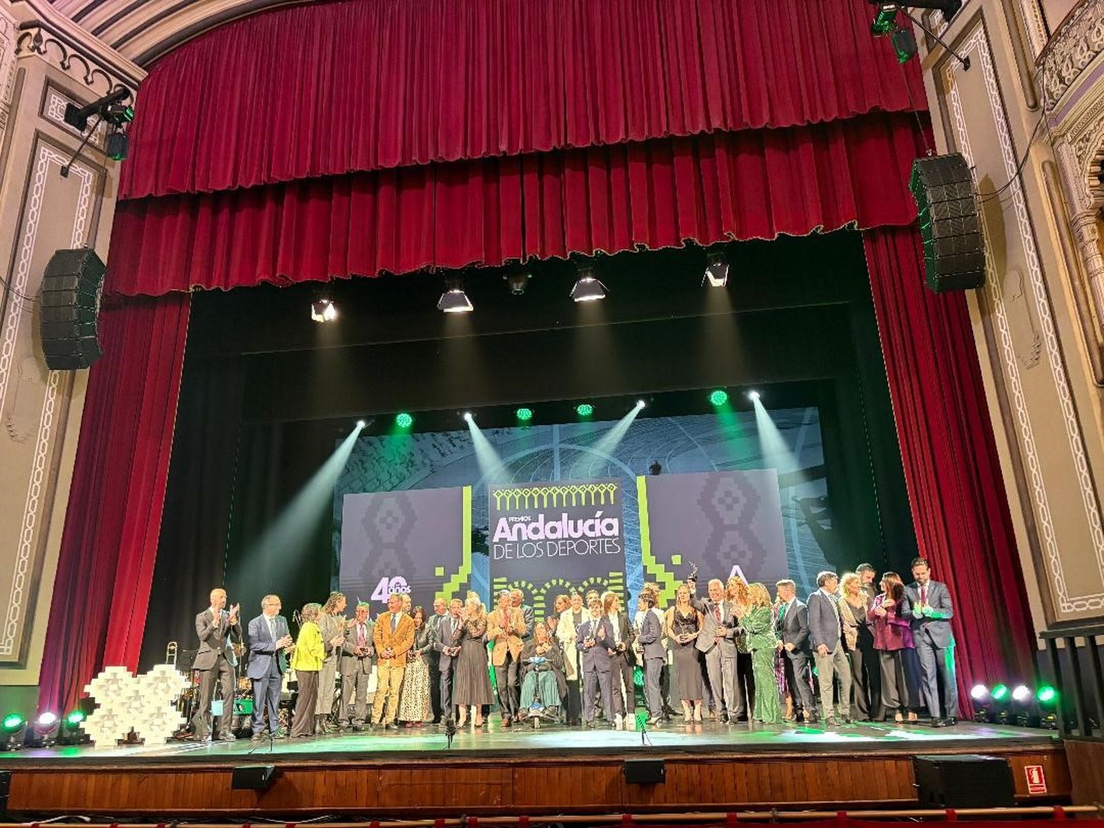 El grupo de galardonados y autoridades, tras finalizar la entrega de los Premios Andalucía 2025, en el Gran Teatro Falla.