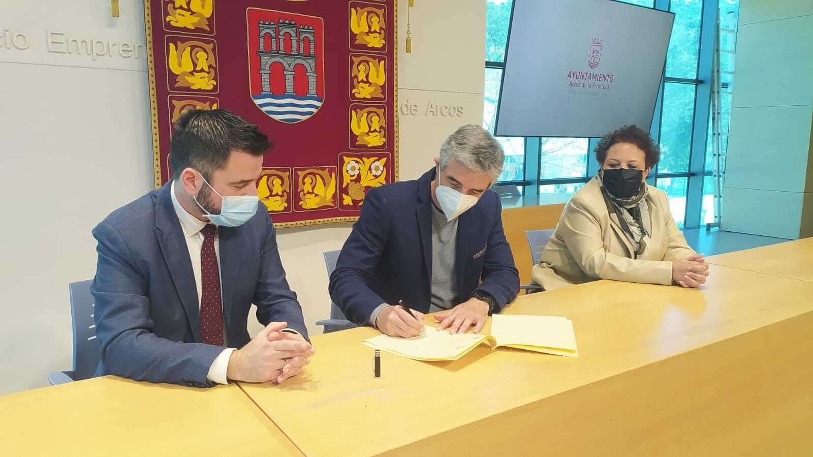 El delegado del Estado en el Consorcio, Fran González, y el alcalde del municipio, Isidoro Gambín, firman el contrato.