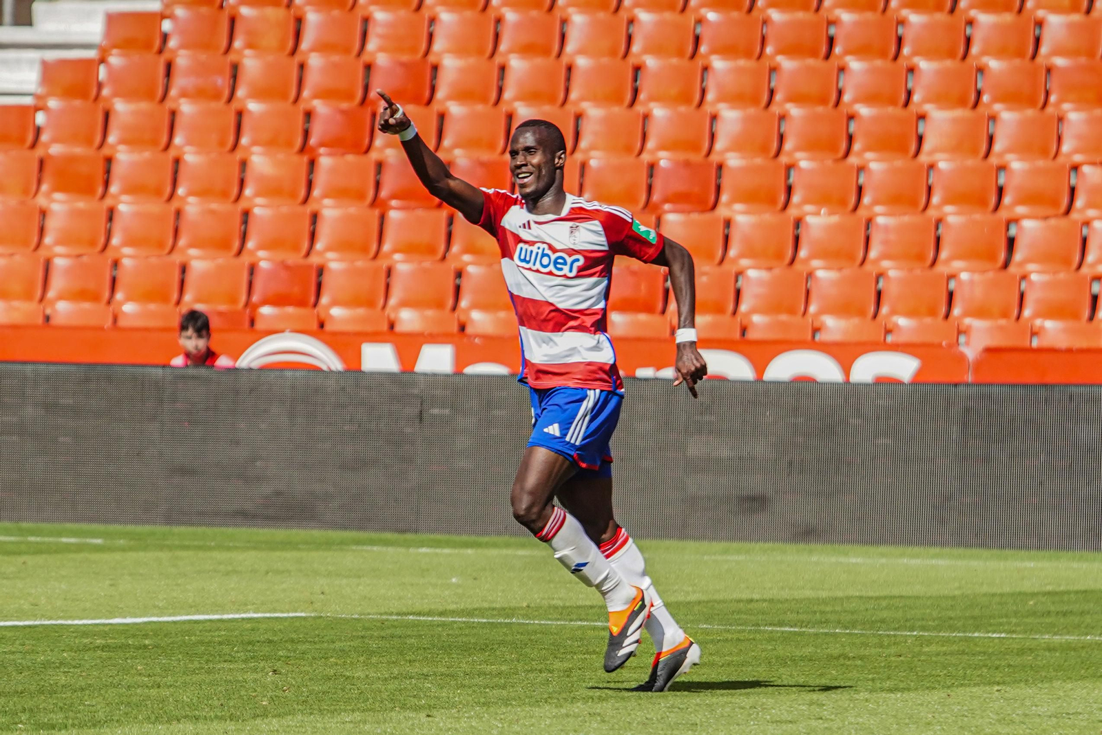 Faye celebra su gol al conjunto cordobés en Los Cármenes
