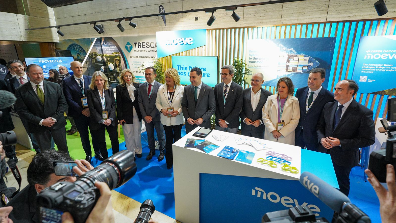 El presidente de la Junta de Andalucía, Juanma Moreno, en su visita al stand de Moeve durante el II Congreso Nacional de Hidrógeno Verde.