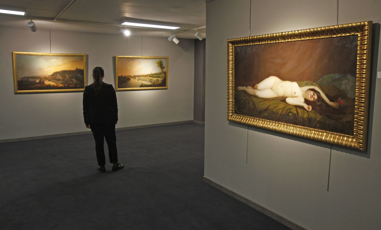 Desnudo de Gonzalo Bilbao (dcha.) y, al fondo, paisajes de Barrón en Isbilya.