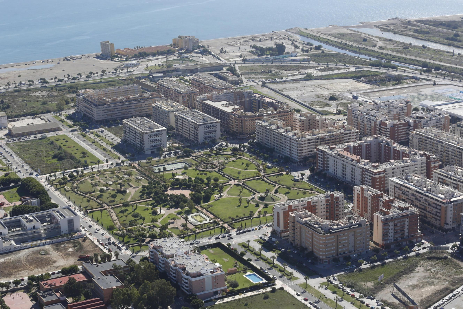 Imagen aérea de los terrenos, junto al Guadalhorce, donde se podría implantar la UCAM