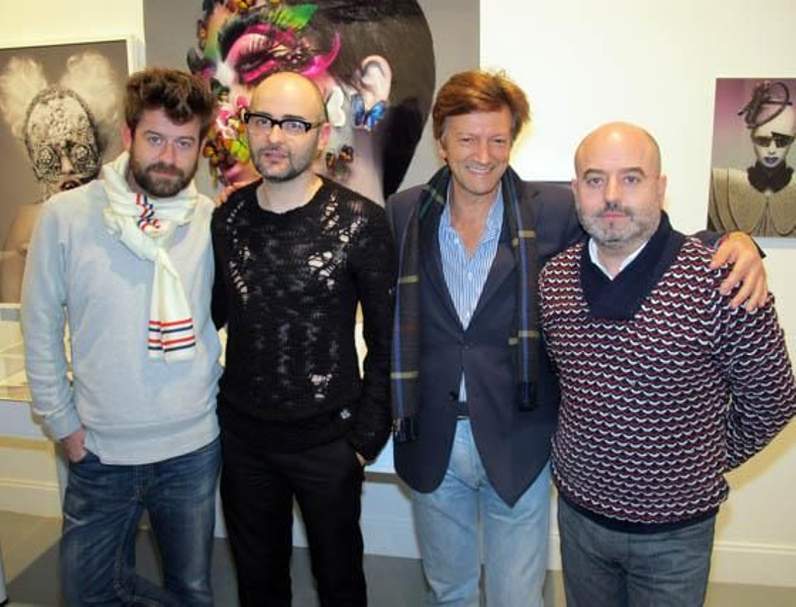Fer García (Antonio García) el fotógrafo de moda Paco Peregrín, ante algunas de sus obras; el escritor José María Fuertes, y el diseñador Antonio García.

Foto: Victoria Ramírez