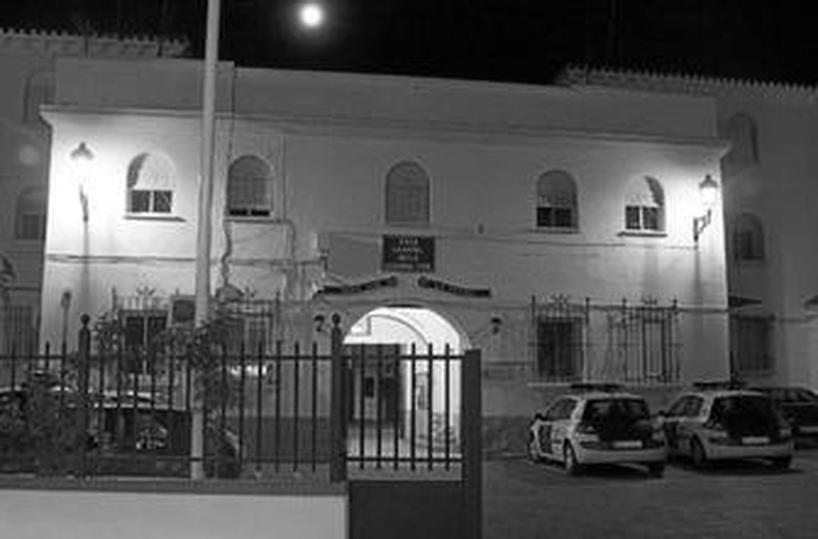 Aspecto que presentaba anoche el cuartel de la Guardia Civil de Nerja.