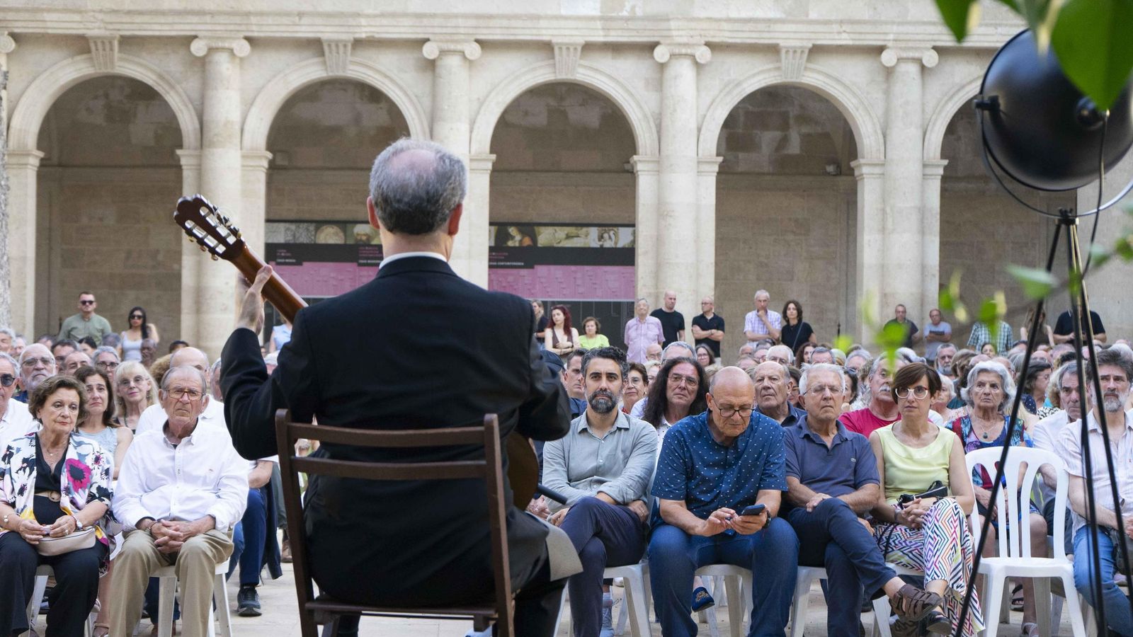 Música en el claustro de la catedral.