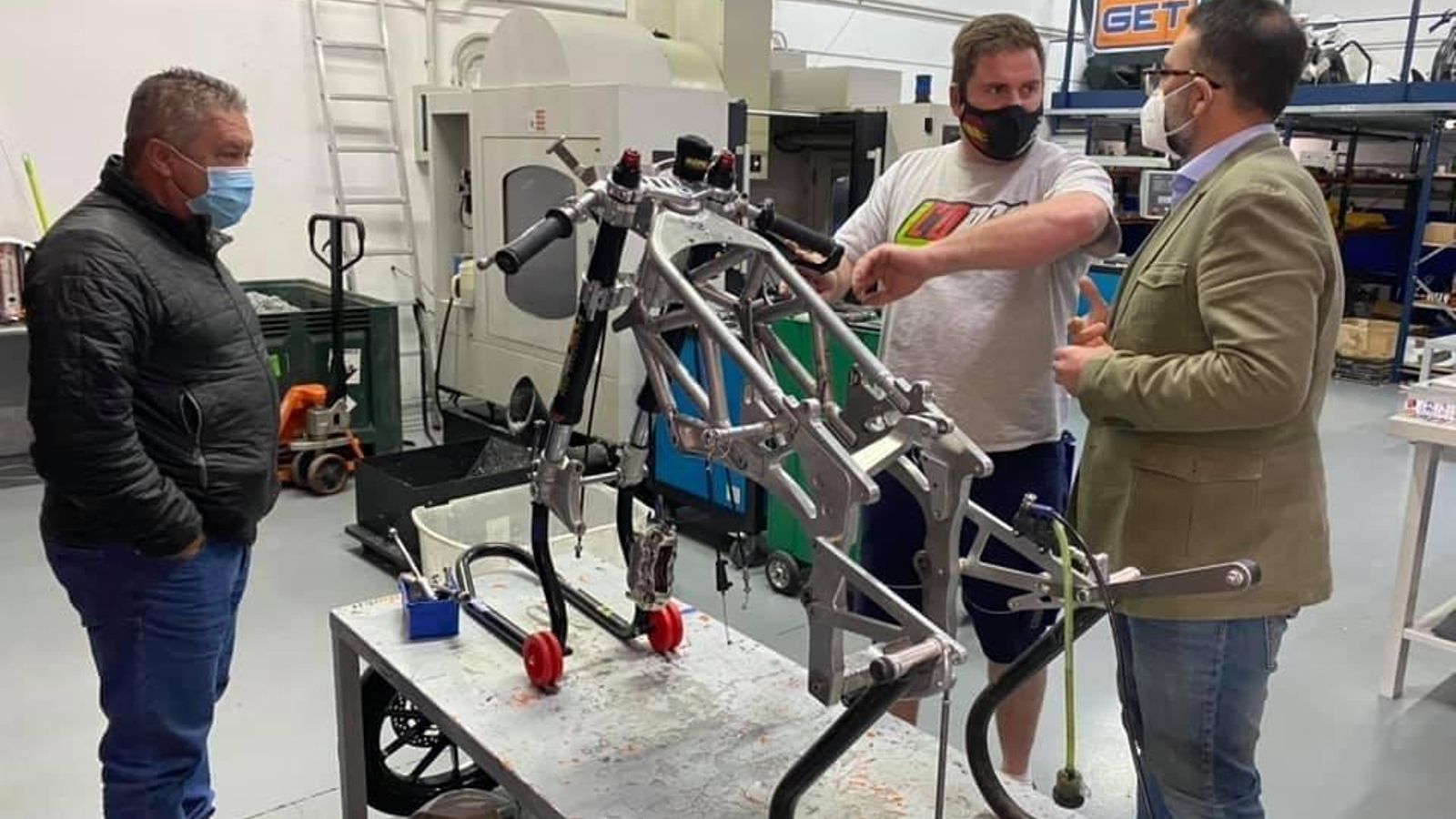 El alcalde de Vegas del Genil visitó la empresa