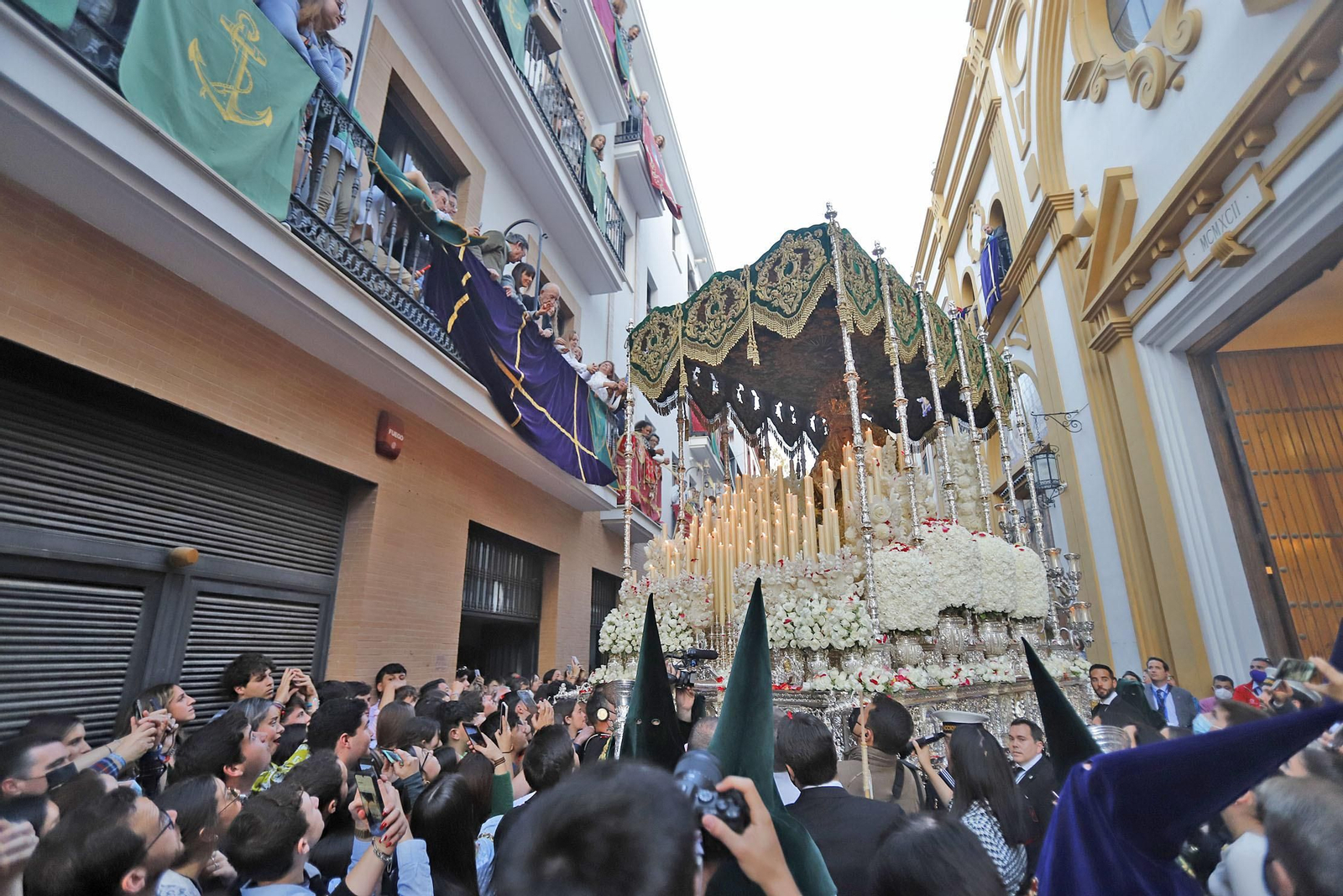 Imágenes de la estación de penitencia de la Hermandad de La Esperanza de Huelva