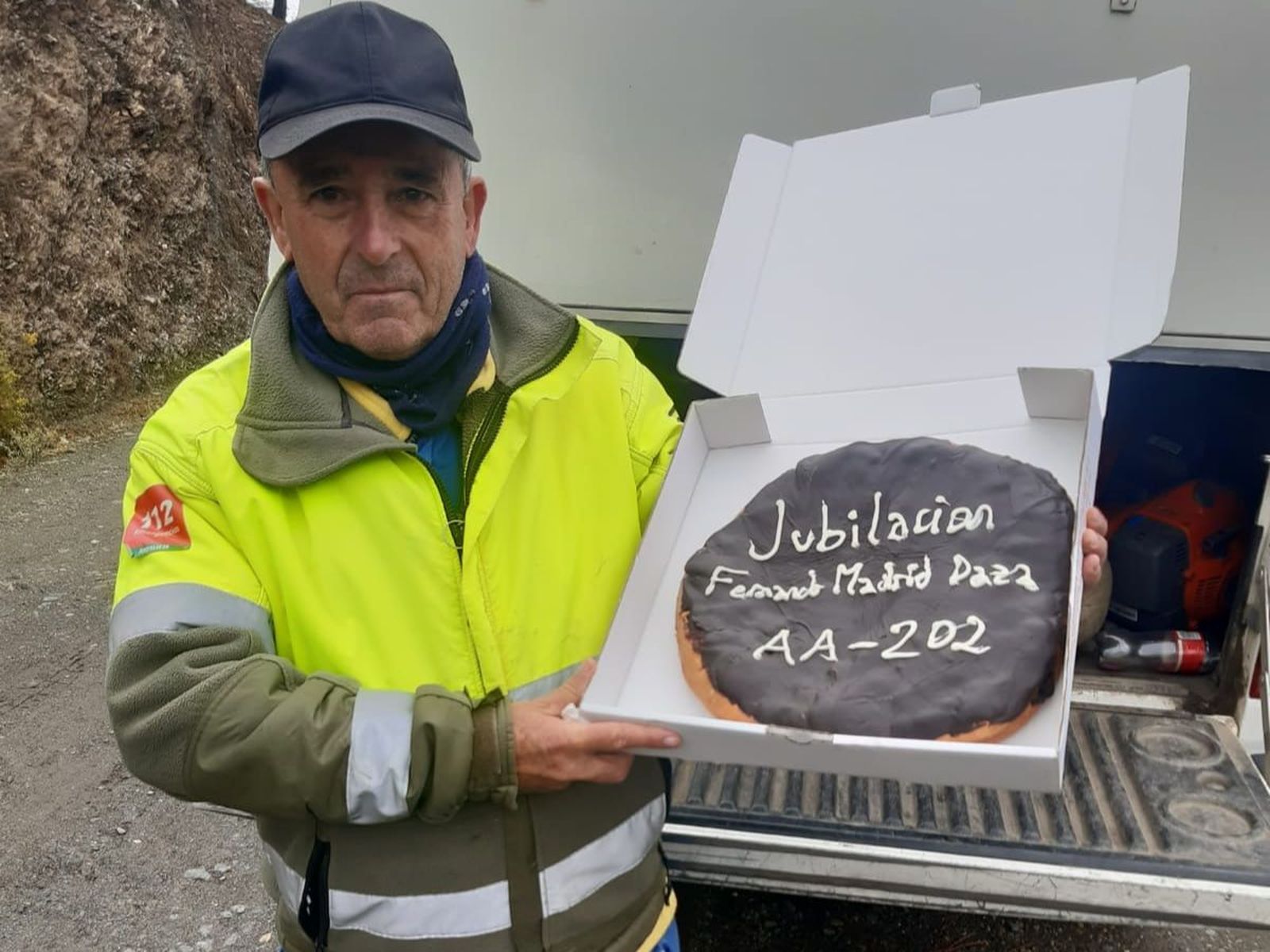 Fernando Madrid Daza con el regalo de sus compañeros del Infoca