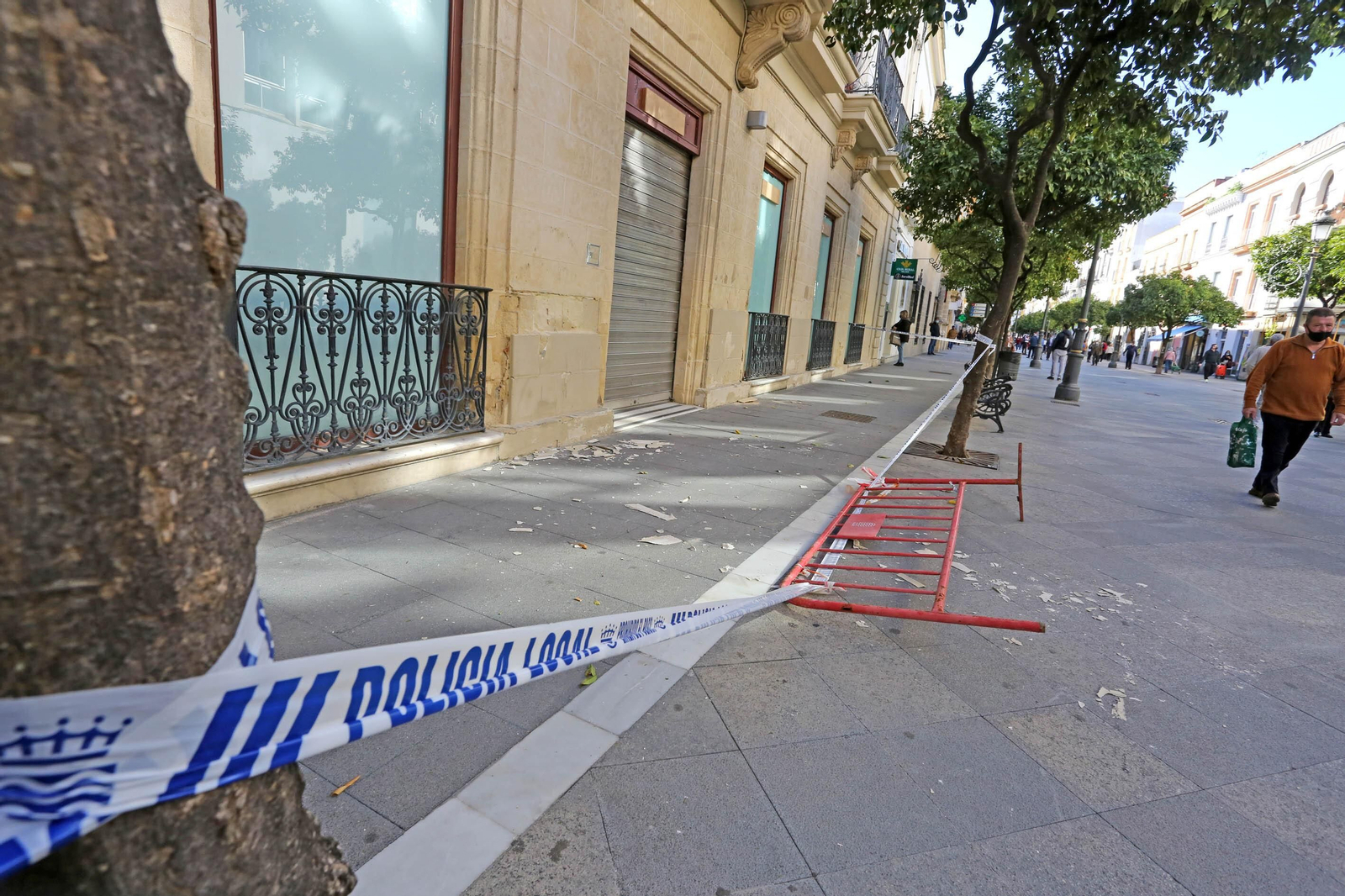 Imagen de caída de cascotes en la entrada de Zara.