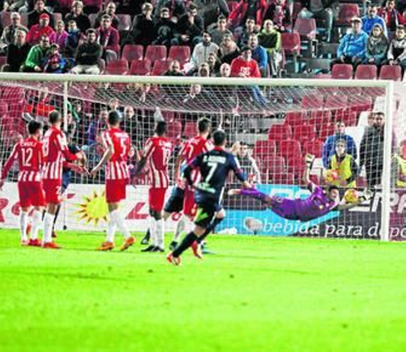 Casto repele la falta de Dani Aquino que a la postre significaría el 1-1 de Concha.