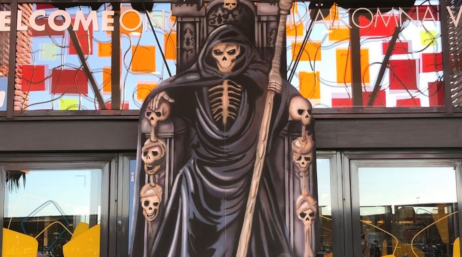 Decoración instalada en la entrada de Área Sur