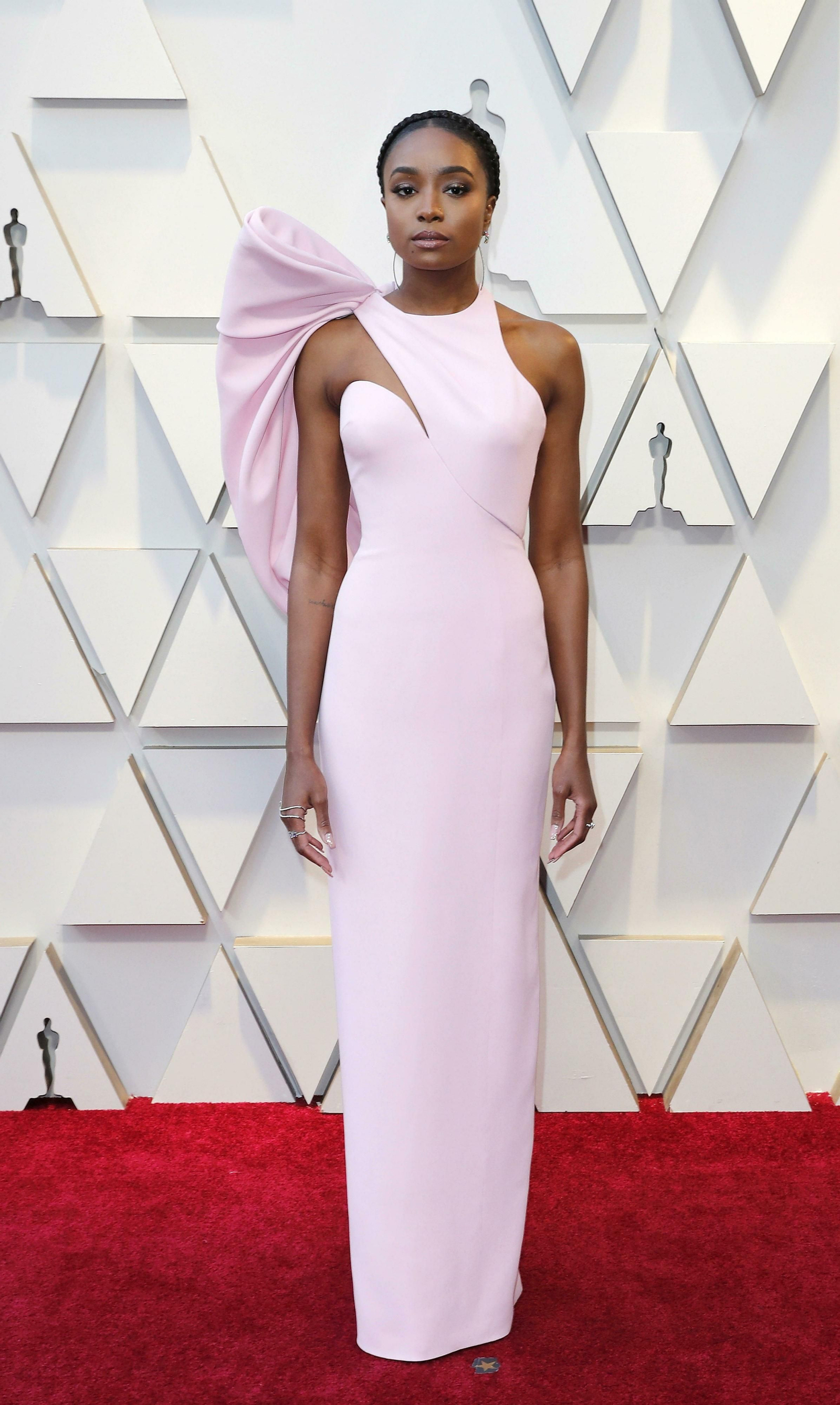 Kiki Layne, de Versace