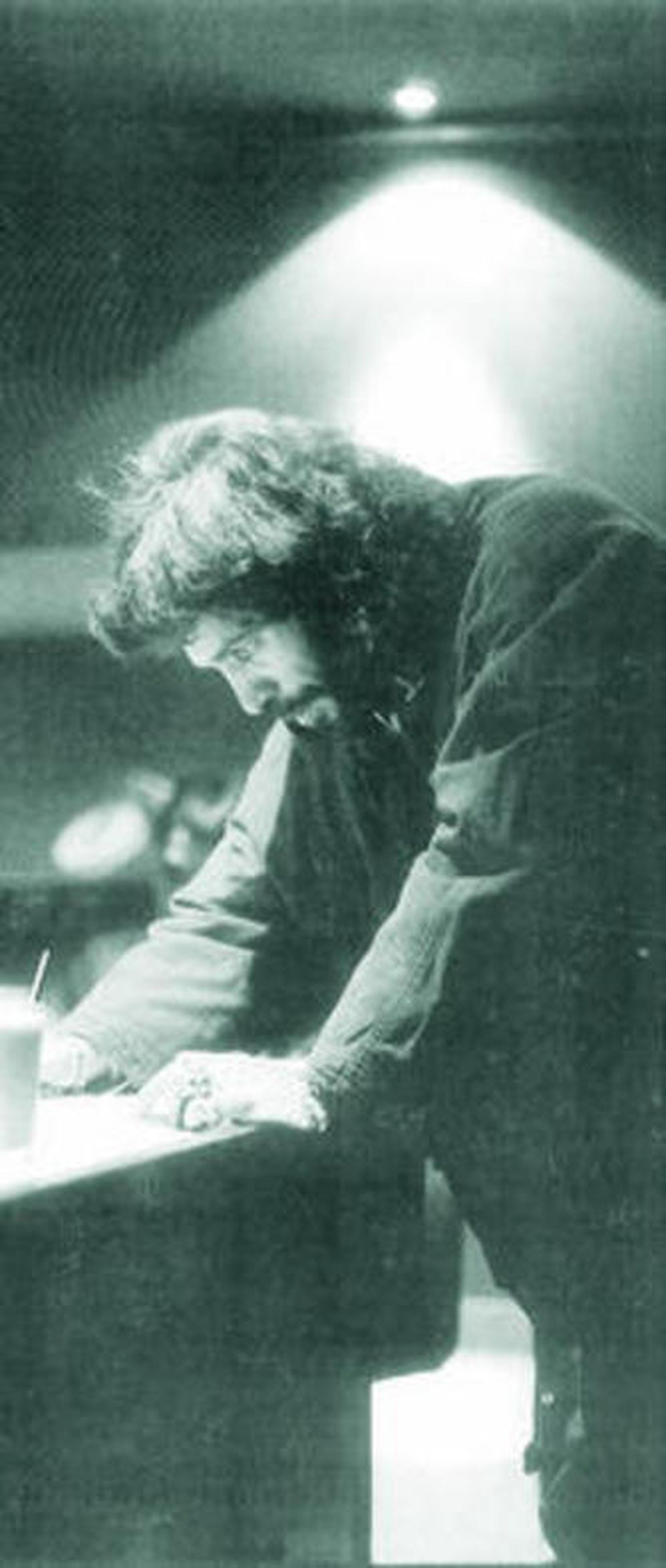 Camarón, tomando notas en el estudio de grabación.