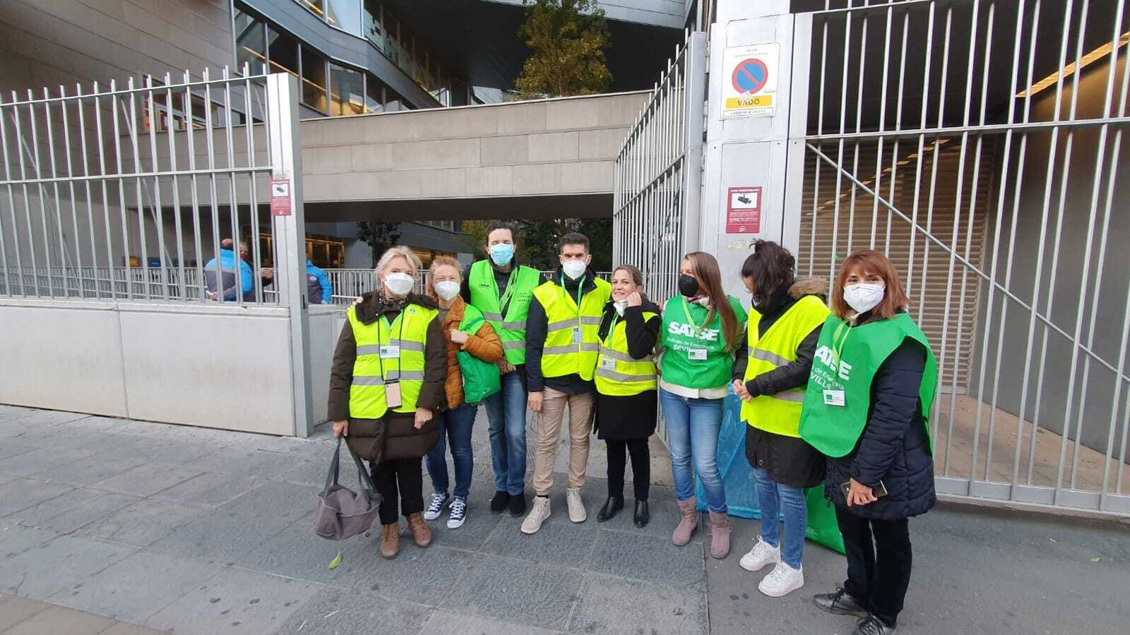 Miembros de Satse, esta mañana, dando apoyo a los aspirantes.