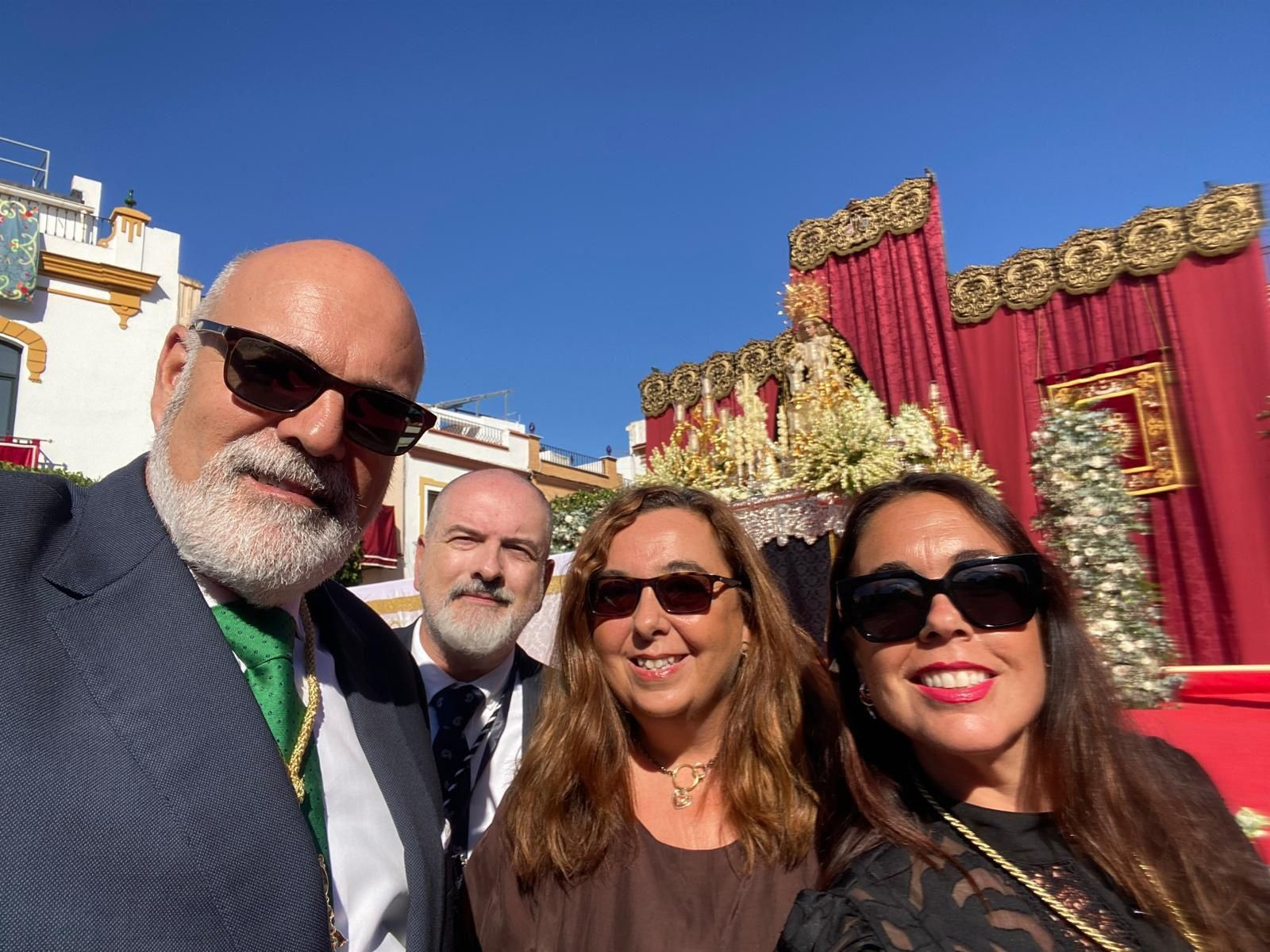 Miembros de la hermandad de la Soledad de San Fernando, en la convivencia nacional celebrada en La Algaba