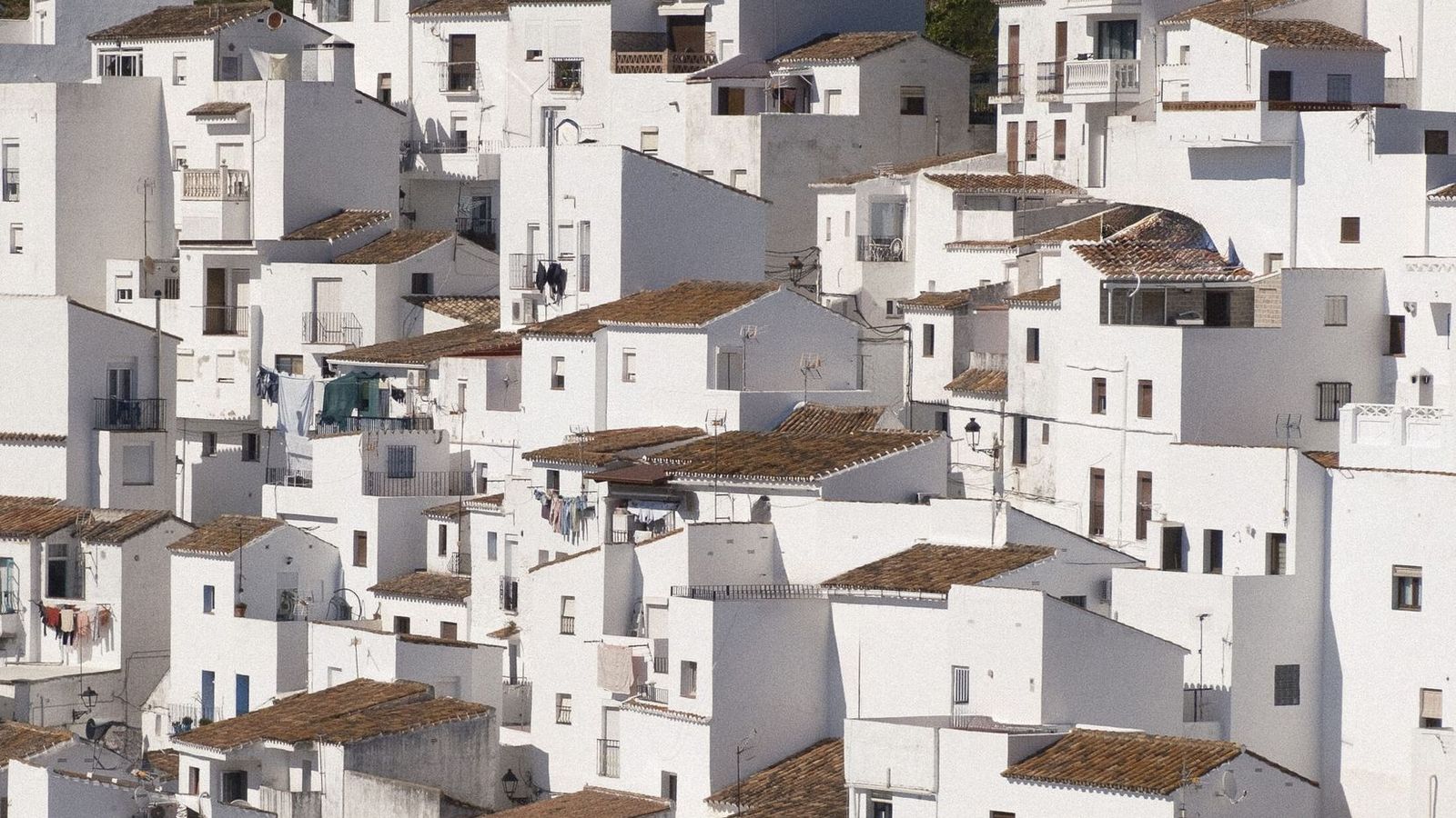 Casares, donde el blanco de sus calles se une al azul del mar y al alma de Andalucía