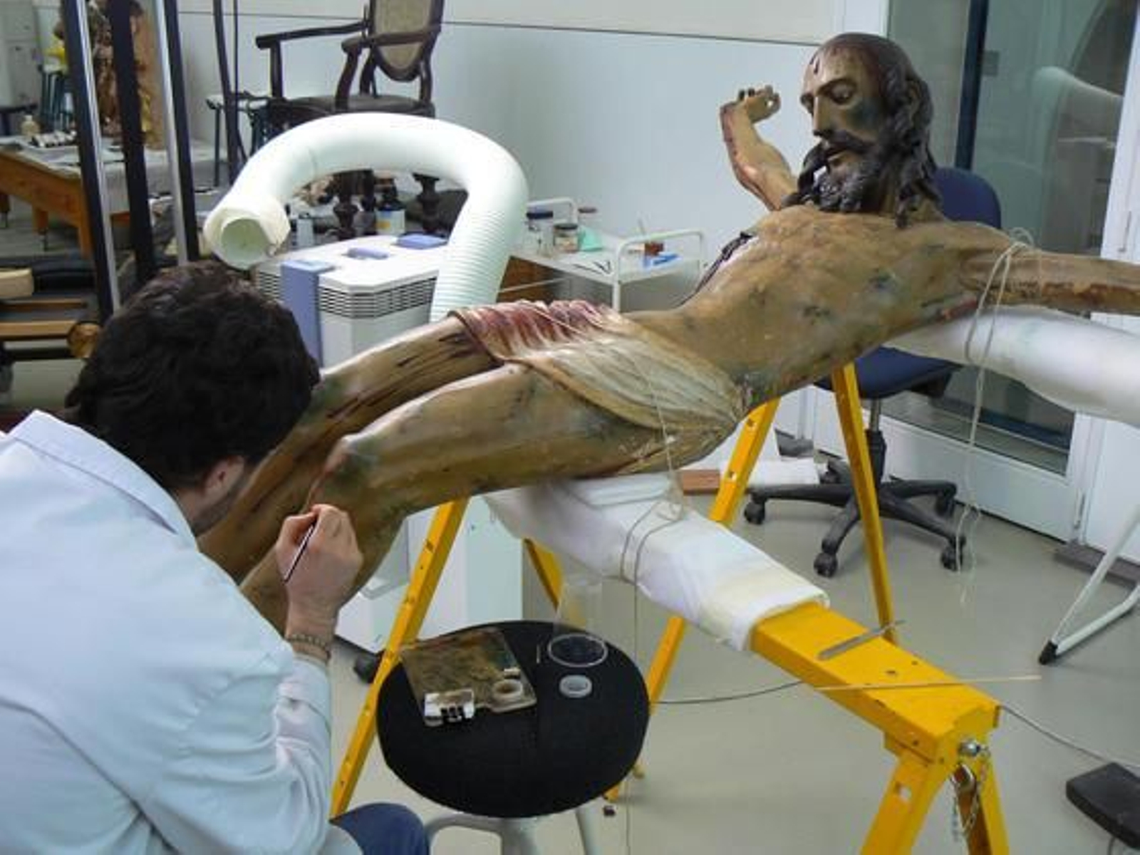 Un restaurador trabaja sobre la policromía del Crucificado.

Foto: Ruesga Bono