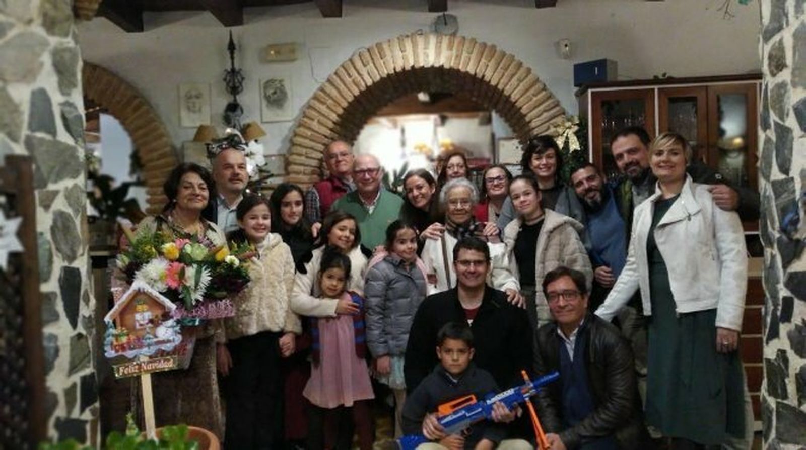 La homenajeada Isabel Muñoz Martínez, con todos sus familiares durante la celebración de sus noventa y cinco cumpleaños, en el restaurante Casa La Titi en San Fernando, entre ellos sus hijos Maribel y Paco Armada Muñoz.