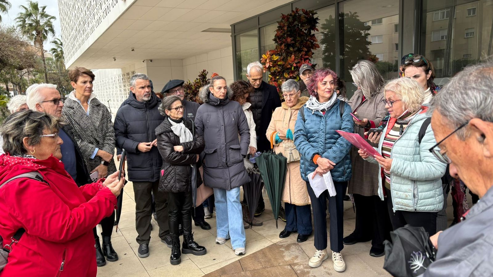 Concentración de los dirigentes socialistas, este sábado, ante el ayuntamiento de la localidad.