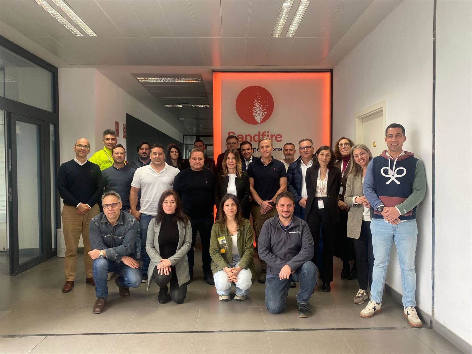 Foto de familia tras la firma del convenio colectivo entre empresa y representantes sindicales.